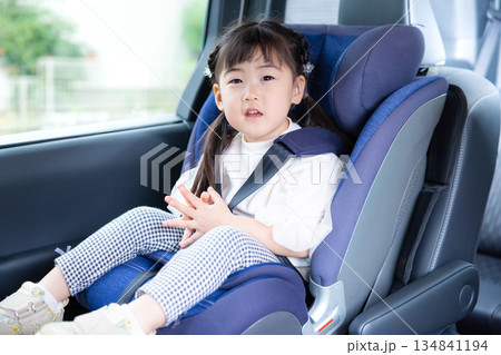 チャイルドシートに座っている女の子 チャイルドシートに座っている女の子 134841194