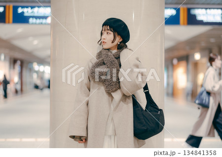 待ち合わせをする30代女性 待ち合わせをする30代女性 134841358