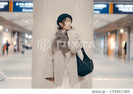 待ち合わせをする30代女性 134841360