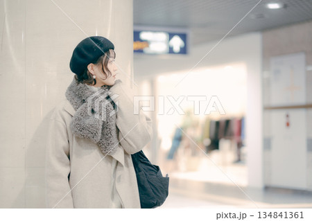 待ち合わせをする30代女性 134841361
