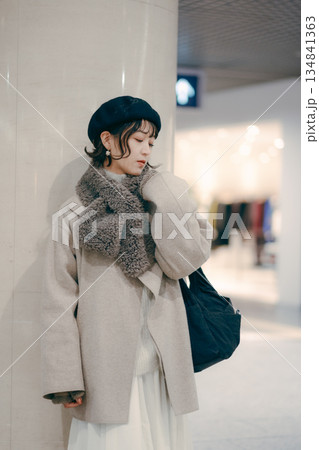 待ち合わせをする30代女性 134841363