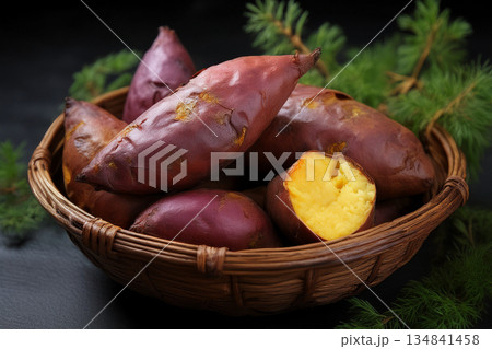 収穫した秋の味覚のさつまいも 収穫した秋の味覚のさつまいも 134841458