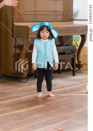 保育園のお遊戯会に参加する日本人の女の子の幼児 保育園のお遊戯会に参加する日本人の女の子の幼児 134841532