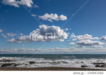 半逆光で立体的に見える雲の下で輝く大洗海岸 半逆光で立体的に見える雲の下で輝く大洗海岸 134841568