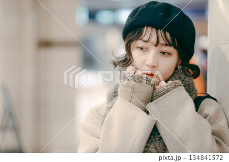 待ち合わせをする30代の女性のポートレート 134841572