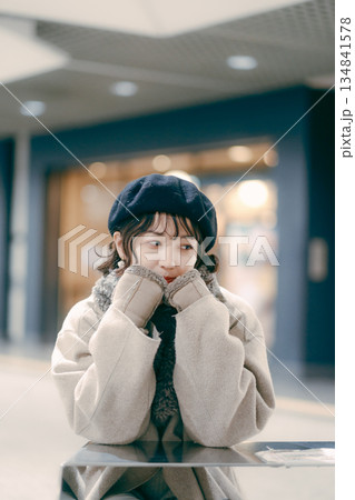 待ち合わせをする30代の女性のポートレート 待ち合わせをする30代の女性のポートレート 134841578