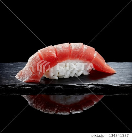 寿司　中トロ　黒背景 134841587