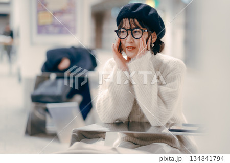 待ち合わせをする30代女性のポートレート 134841794