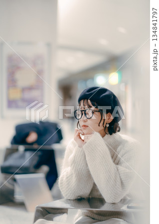 待ち合わせをする30代女性のポートレート 134841797