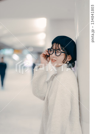 待ち合わせをする30代女性のポートレート 134841803