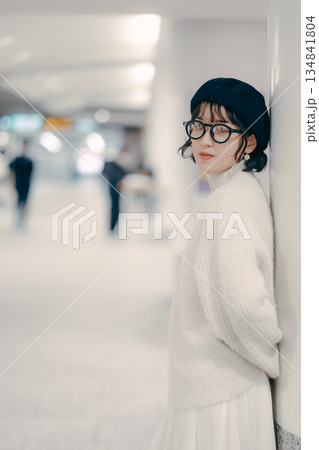 待ち合わせをする30代女性のポートレート 134841804