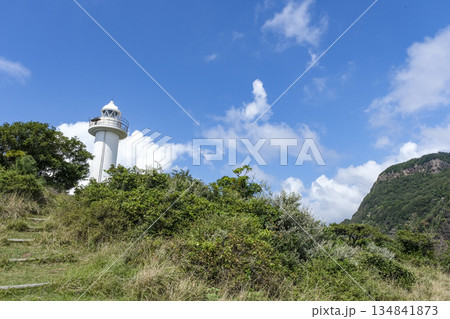 那久岬の絶壁に建つ那久岬灯台 134841873