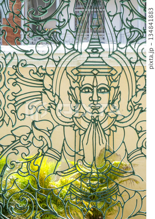 仏教寺院に見られる仏像の窓枠 134841883