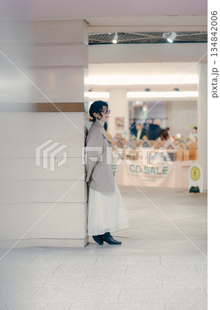 待ち合わせをしながら立ち止まる30代女性 134842006