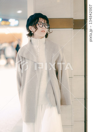 待ち合わせをしながら立ち止まる30代女性 134842007