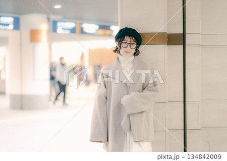 待ち合わせをしながら立ち止まる30代女性 134842009