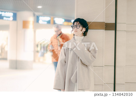 待ち合わせをしながら立ち止まる30代女性 134842010