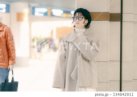 待ち合わせをしながら立ち止まる30代女性 134842011