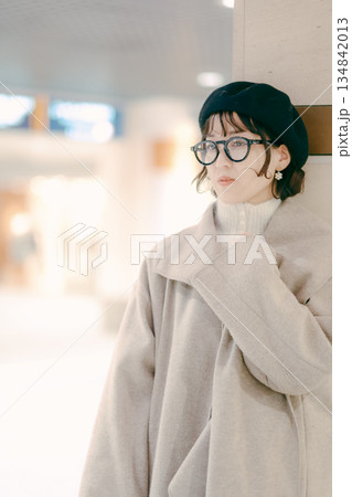 待ち合わせをしながら立ち止まる30代女性 134842013