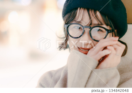 待ち合わせをしながら物思いにふける30代女性 待ち合わせをしながら物思いにふける30代女性 134842048