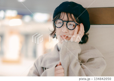 待ち合わせをしながら物思いにふける30代女性 134842050