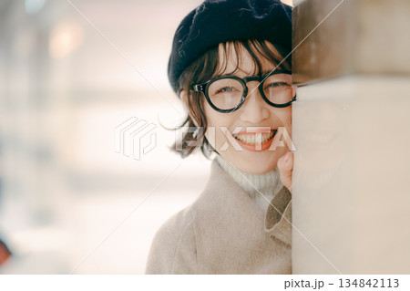 待ち合わせ相手を見つけて声をかける30代女性 134842113