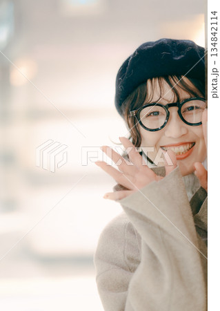 待ち合わせ相手を見つけて声をかける30代女性 134842114