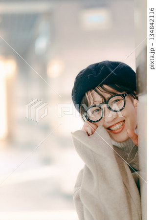 待ち合わせ相手を見つけて声をかける30代女性 134842116