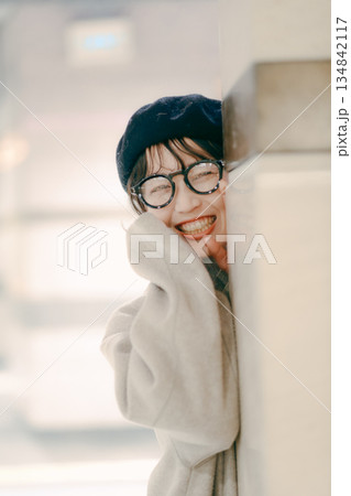 待ち合わせ相手を見つけて声をかける30代女性 134842117