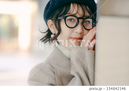 佇む30代女性のシンプルなポートレート 佇む30代女性のシンプルなポートレート 134842146