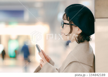 スマートフォンを確認する30代女性 134842189