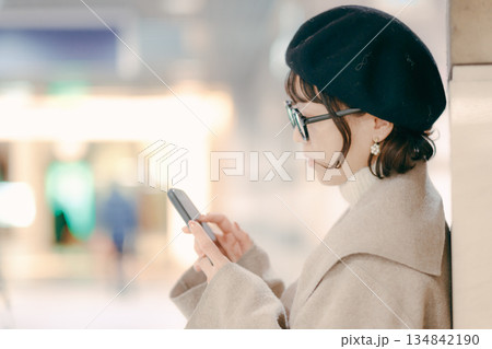 スマートフォンを確認する30代女性 134842190