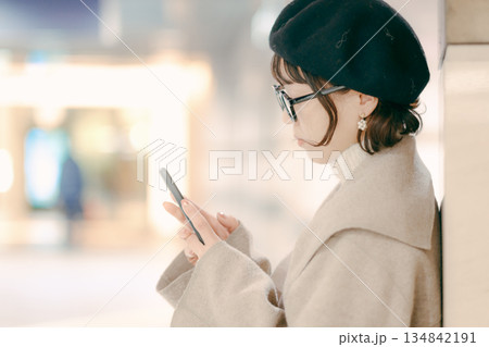 スマートフォンを確認する30代女性 134842191