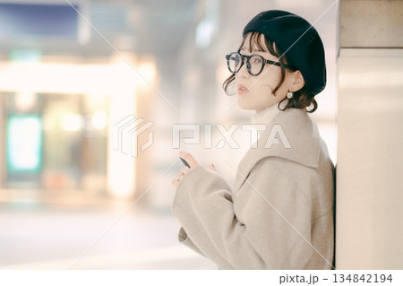 スマートフォンを確認する30代女性 134842194