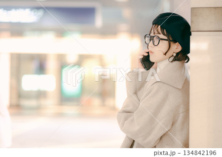 スマートフォンを確認する30代女性 スマートフォンを確認する30代女性 134842196