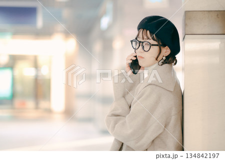 スマートフォンを確認する30代女性 スマートフォンを確認する30代女性 134842197