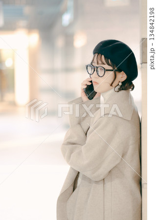 スマートフォンを確認する30代女性 スマートフォンを確認する30代女性 134842198
