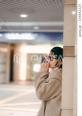 コーヒーカップを手に微笑む30代女性のポートレート 134842225