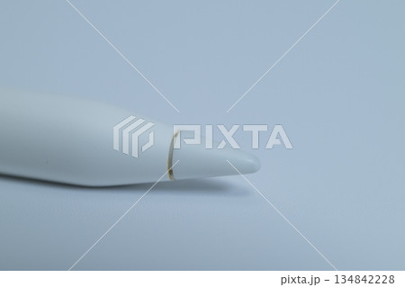 摩耗したスタイラスペンのペン先と広い余白 134842228
