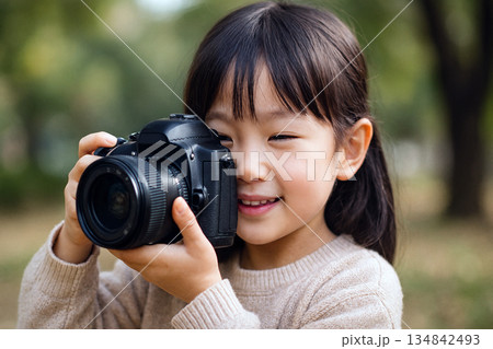 可愛いカメラマン 134842493