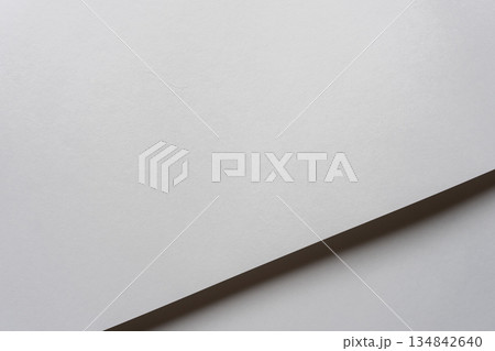 重なる白い画用紙 134842640