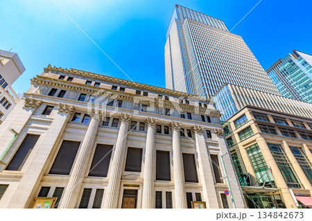 東京　中央区　三井本館と日本橋三井タワー 134842673