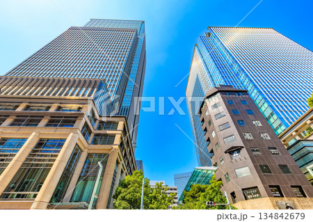 東京　中央区　日本橋三井タワーと日本橋室町三井タワー 134842679