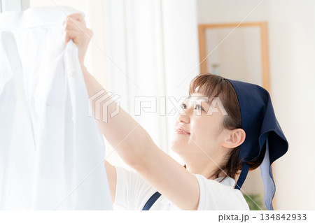 洗濯物を干す家事代行の女性 134842933