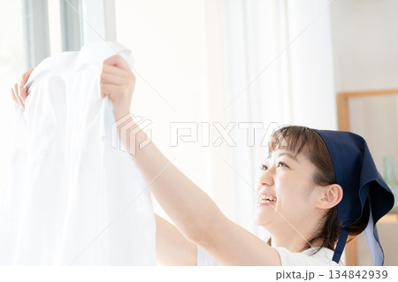洗濯物を干す家事代行の女性 134842939