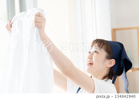 洗濯物を干す家事代行の女性 134842940