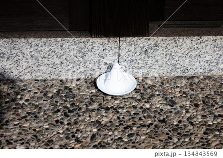 入り口に置かれたお浄めの盛り塩 134843569