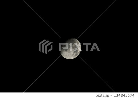 秋の夜空に浮かぶ月03 秋の夜空に浮かぶ月03 134843574