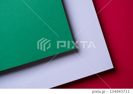 重なる緑色と赤色と白色の画用紙 重なる緑色と赤色と白色の画用紙 134843711