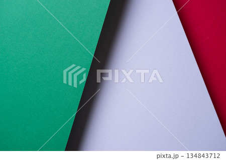 重なる緑色と赤色と白色の画用紙 134843712